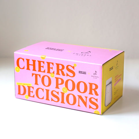 Lila Verpackung der "Baby Got Drinks" Edition mit gelben Smiley-Icons und orangem Schriftzug. Vorderseite zeigt Slogans wie „Cheers to bad decisions“ und das Logo von Baby Got Business x Zwiesel Glas.