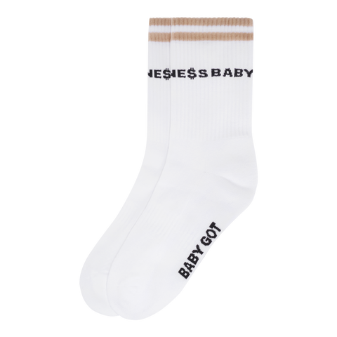 Weißes Sportsockenpaar mit beigem Doppelstreifen am Bündchen. Schriftzug „BU$INE$$ BABY“ rund um den Schaft und „BABY GOT“ auf dem Spann in schwarzer Stickerei.